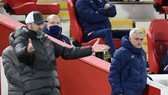 HLV Jose Mourinho khá điềm tĩnh trước sự sôi nổi của đồng nghiệp Jurgen Klopp. Ảnh: Getty Images  