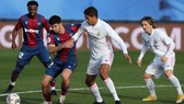 Real Madrid (phải) đã không thể ngăn Levante tạo nên cú sốc. Ảnh: Getty Images