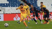Lionel Messi đá bay cơ hội lật ngược tình thế của Barca từ chấm 11m. Ảnh: Getty Images