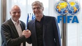Arsene Wenger được xem là cố vấn thân cận của Chủ tịch FIFA, Gianni Infantino. Ảnh: Getty Images  