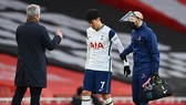 HLV Jose Mourinho lo ngại chấn thương của Son Heung-min có thể nghiêm trọng hơn. Ảnh: Getty Images    