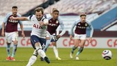 Harry Kane sút thắng phạt đền mở đường chiến thắng cho Tottenham. Ảnh: Getty Images    