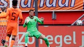 Maarten Stekelenburg chỉ vừa chơi trận đầu tiên sau gần 5 năm cho tuyển Hà Lan.