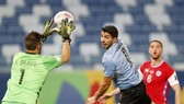 Luis Suarez và Uruguay vẫn đang vất vả tìm chiến thắng đầu tiên.