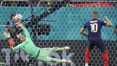 Thủ thành Yann Sommer cản cú sút phạt đền quyết định của Kylian Mbappe.