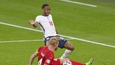 Raheem Sterling gây áp lực lớn khiến Simon Kjaer đưa vào lưới nhà.