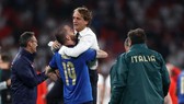 HLV Roberto Mancini hạnh phúc mừng chiến thắng.