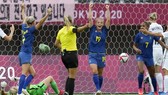 Các cô gái Thụy Điển thể hiện sức mạnh tuyệt đối ở vòng bảng.