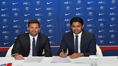 Nasser Al-Khelaifi và Lionel Messi trong buổi ký kết hợp đồng.