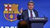 Chủ tịch Joan Laporta đang bị “trói” bởi khoản nợ khổng lồ.
