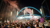 Người hâm mộ ken đặc bên trong lẫn ngoài sân Wembley ở chung kết Euro 2020.