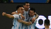 Lionel Messi và Lautaro Martinez ăn mừng bàn thắng.