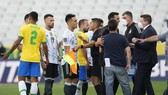 Các quan chức vào sân để dừng trận đấu, buộc các cầu thủ Argentina rời sân. 