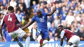 Romelu Lukaku trong pha ghi bàn đầu tiên tại sân Stamford Bridge. Ảnh: Getty Images