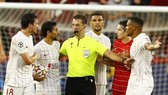 Lần đầu tiên trong lịch sử Champions League có 4 quả phạt đền được trao trong hiệp một.