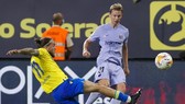Tiền vệ Frenkie de Jong bị phạt thẻ vàng thứ 2 phải rời sân khiến Barca gặp khó.