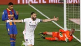 Karim Benzema ghi bàn trong trận Siêu kinh điển mùa qua.