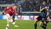 Cristiano Ronaldo bắt vô-lê ngay rìa vòng cấm địa gỡ hòa 2-2.
