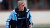 HLV Oscar Tabarez đang cho thấy đã chịu nhiều tác động về tuổi tác.