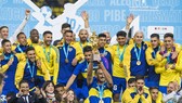 Boca Juniors nâng Diego Maradona Cup sau khi thắng Barca.