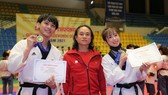 Các võ sĩ nội dung biểu diễn quyền của đội taekwondo TPHCM.