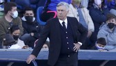 HLV Carlo Ancelotti tỏ rõ thất vọng khi quan sát màn trình diễn kém cỏi.