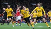 Wolves mừng chiến thắng đầu tiên tại Old Trafford sau 42 năm. Ảnh: Getty Images