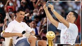 Cristiano Ronaldo được chào đón tại buổi trao giải của Globe Soccer ở Dubai.