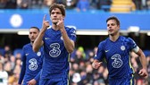 Cesar Azpilicueta (phải) và Marcos Alonso nằm trong kế hoạch táo bạo của Barca.
