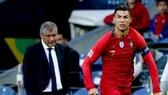 HLV Fernando Santos và Cristiano Ronaldo sẽ cùng nhau giúp Bồ Đào Nha thoát hiểm?