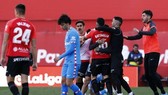 Atletico Madrid thất vọng trước sự vui mừng của cầu thủ Mallorca.