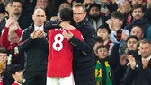 Ralf Rangnick dành sự chia tay nồng ấm cho Juan Mata. Ảnh: Getty Images