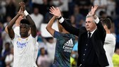 HLV Carlo Ancelotti và các học trò vẫy chào người hâm mộ sau trận cuối mùa.