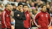 Mikel Arteta và cộng sự buồn bã sau trận thua gần nhất ở Newcastle. Ảnh: Getty Images