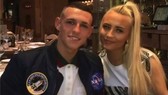 Phil Foden xem ra tiếp tục làm điều có lỗi và cô bạn gái Rebecca Cooke.