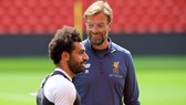 HLV Jurgen Klopp rất vui khi tiếp tục làm thầy của Mohamed Salah. Ảnh: Getty Images