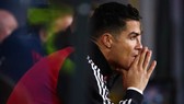 Cristiano Ronaldo trở lại sân tập Carrington để xem các đồng đội đánh bại Wrexham 4-1.
