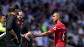 HLV Jurgen Klopp thất vọng khi tiền vệ Thiago phải ngồi ngoài 6 tuần. Ảnh: Getty Images