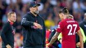 HLV Jurgen Klopp thất vọng sau chiếc thẻ đỏ của Darwin Nunez. Ảnh: Getty Images