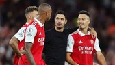HLV Mikel Arteta cố gắng thúc đẩy niềm tin của các cầu thủ trẻ Arsenal. Ảnh: Getty Images