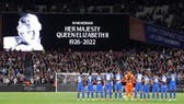 Thế giới bóng đá đang bày tỏ sự tôn kính đối với Nữ hoàng Elizabeth II.