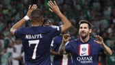 Lionel Messi, Kylian Mbappe ghi bàn giúp PSG ngược dòng toàn thắng.
