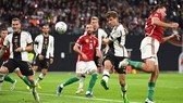 Khoảnh khắc siêu phàm của Adam Szalai.