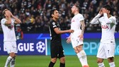 Các chân sút Tottenham thất vọng sau nhiều tình huống bỏ lỡ cơ hội. Ảnh: Getty Images