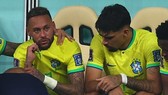 Tiền đạo Neymar có vẻ đã rơi nước mắt trên băng ghế dự bị của tuyển Brazil.