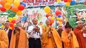 Nghi thức thả chim bồ câu và bong bóng cầu hòa bình tại Đại lễ Phật đản