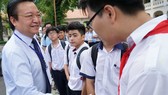Giám đốc Sở GD-ĐT TPHCM Lê Hồng Sơn ân cần thăm hỏi, động viên các thí sinh