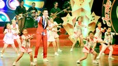 Ca sĩ Nguyễn Phi Hùng biểu diễn ca khúc Cuộc sống tươi đẹp do anh sáng tác