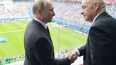 Tổng thống Vladimir Putin (trái) xuất hiện cùng với Chủ tịch FIFA, Gianni Infatino trên sân St. Petersbourg.