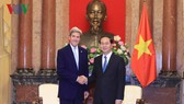 Chủ tịch nước Trần Đại Quang và cựu Ngoại trưởng Mỹ John Kerry. Ảnh: VOV